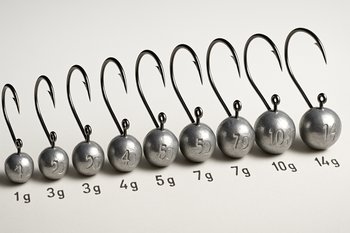 Ряд джиг-головок выстроен по возрастанию веса на столе