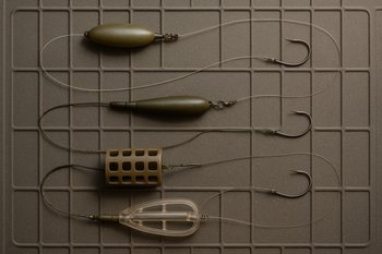 Несколько собранных монтажей разложены на резиновом коврике