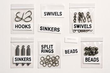 Небольшие пакетики с деталями и наклейками с датой маршрута