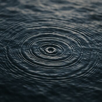 Крупный план лёгких кругов на воде от упавшей приманки